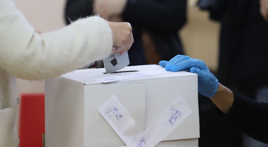 Сръбските граждани избират днес президент, парламент и местни органи на